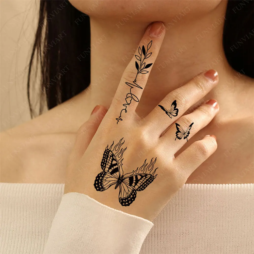 tatuagem borboleta azul fineline mao feminina