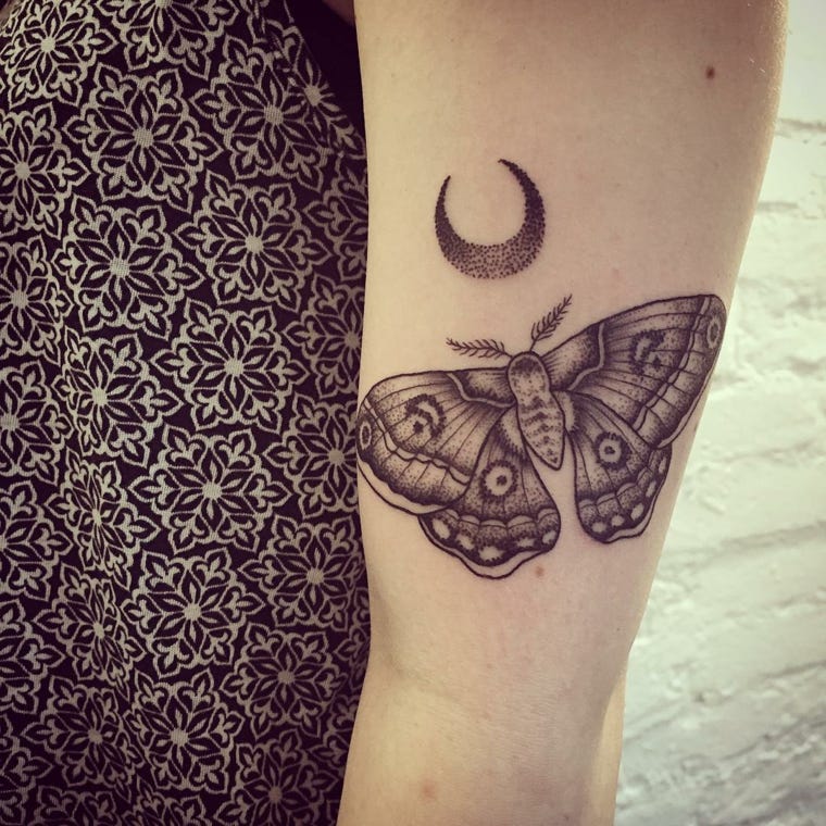 erros comuns tatuagem borboleta mao feminina