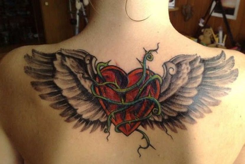 tatuagem de asas vs tatuagem de pena qual escolher