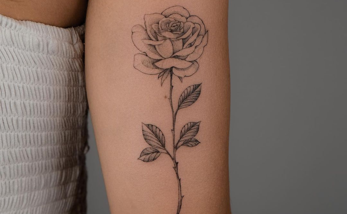 preço tatuagem feminina antebraço floral blackwork