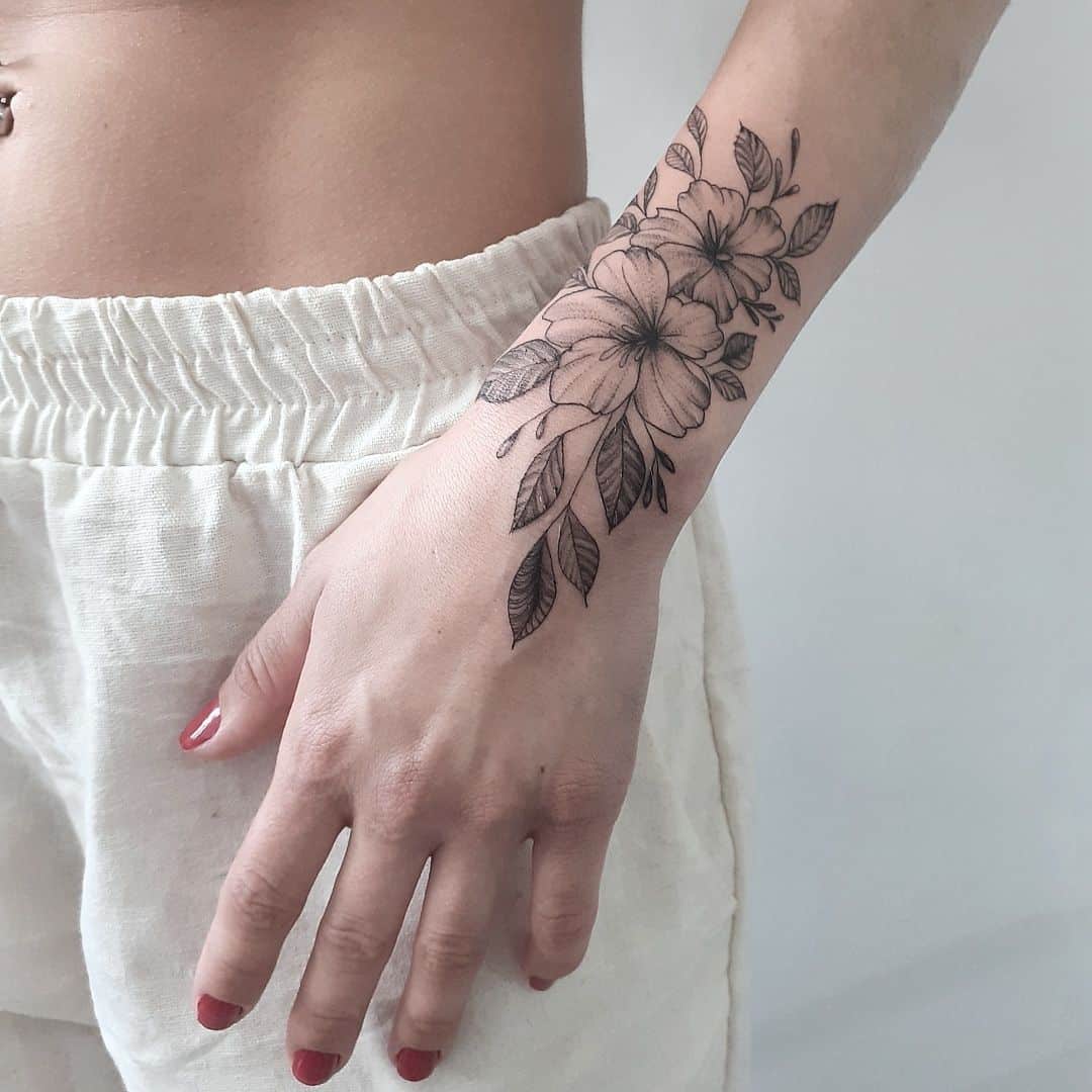 melhores ideias tatuagem feminina antebraço floral blackwork