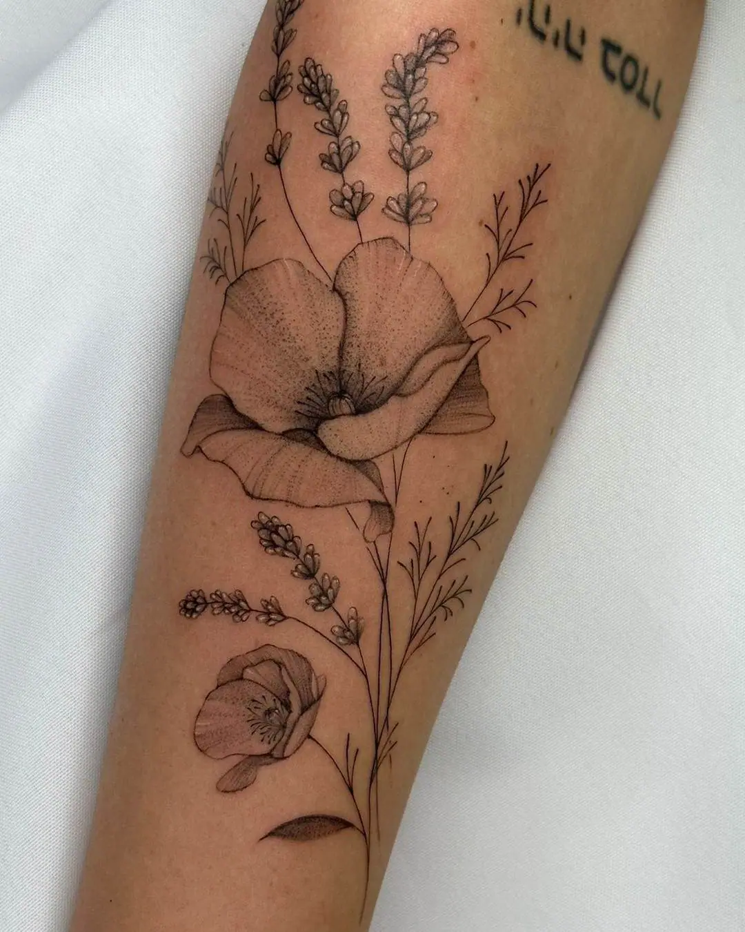 erros comuns tatuagem floral blackwork antebraço