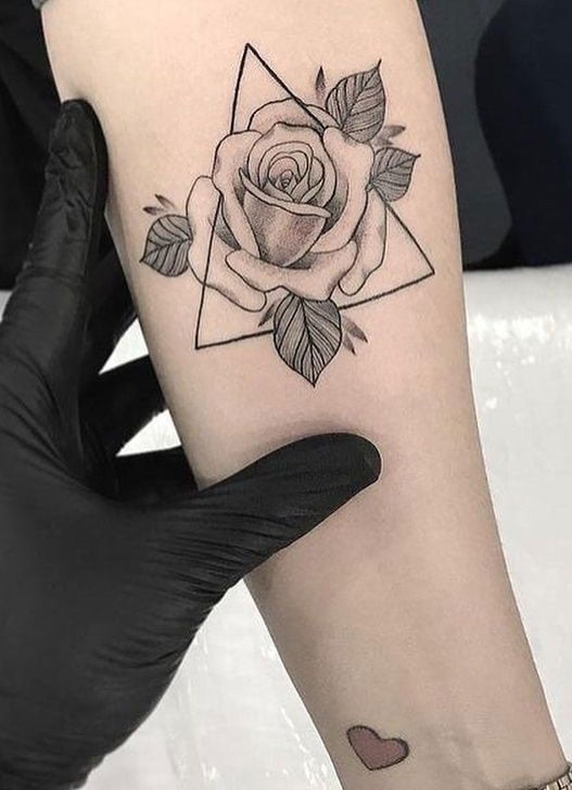 preço tatuagem feminina antebraço floral blackwork