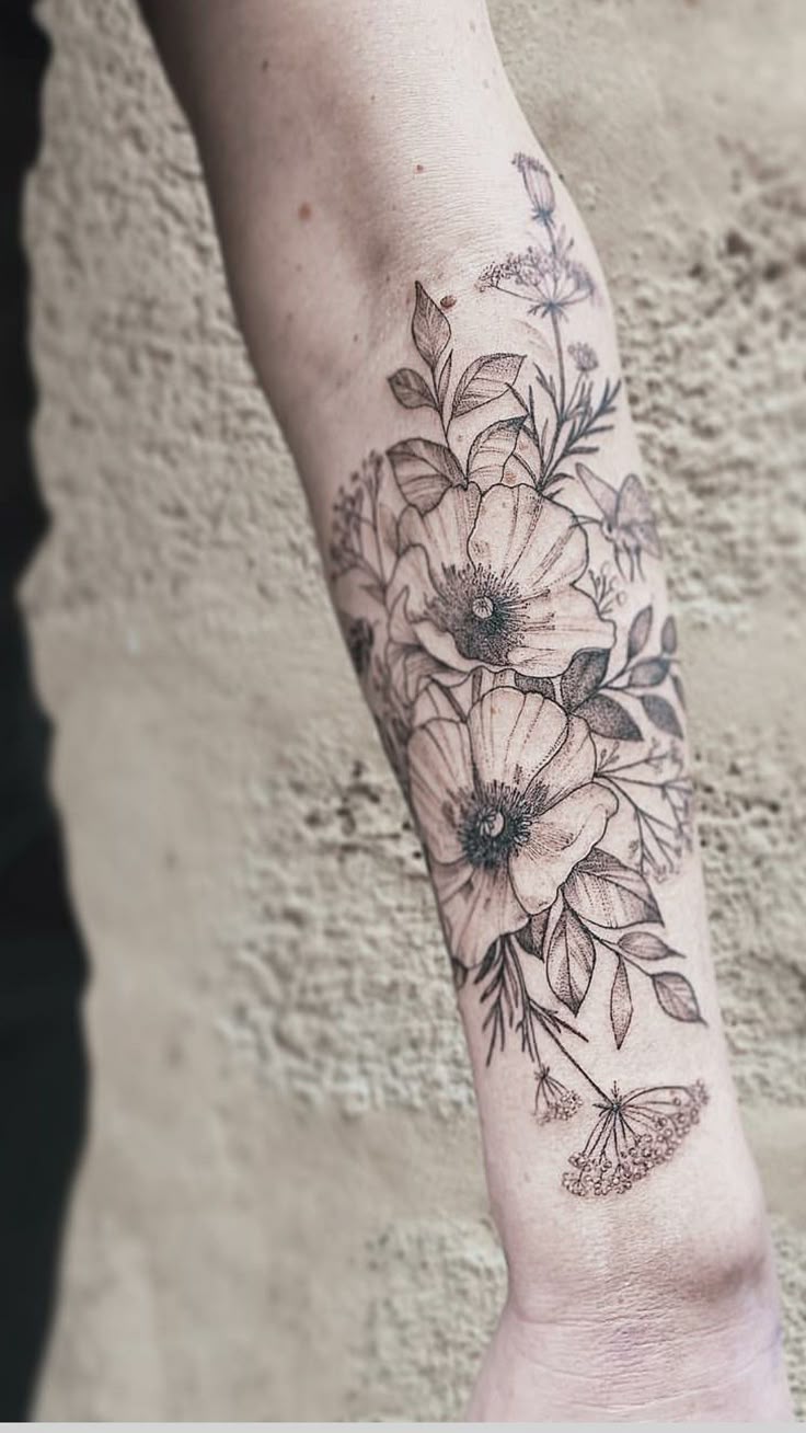 tatuagem blackwork floral vs fineline antebraço qual escolher
