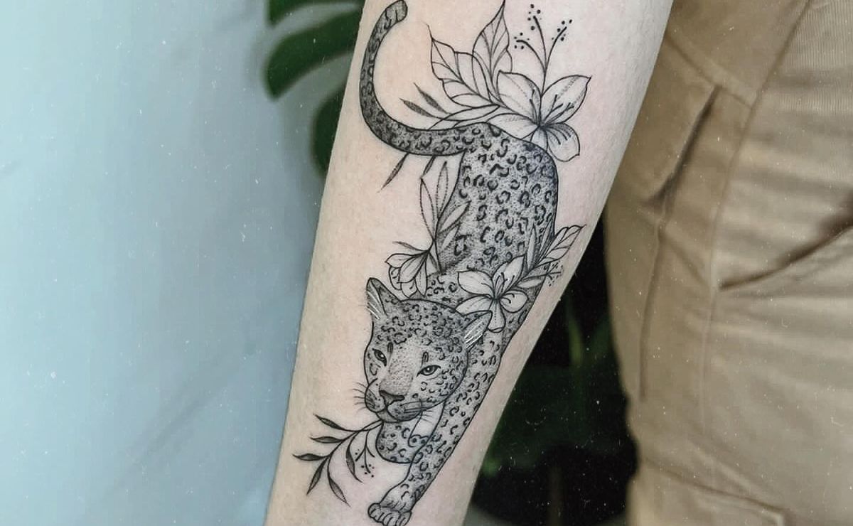 significado tatuagem rosa blackwork antebraço feminina