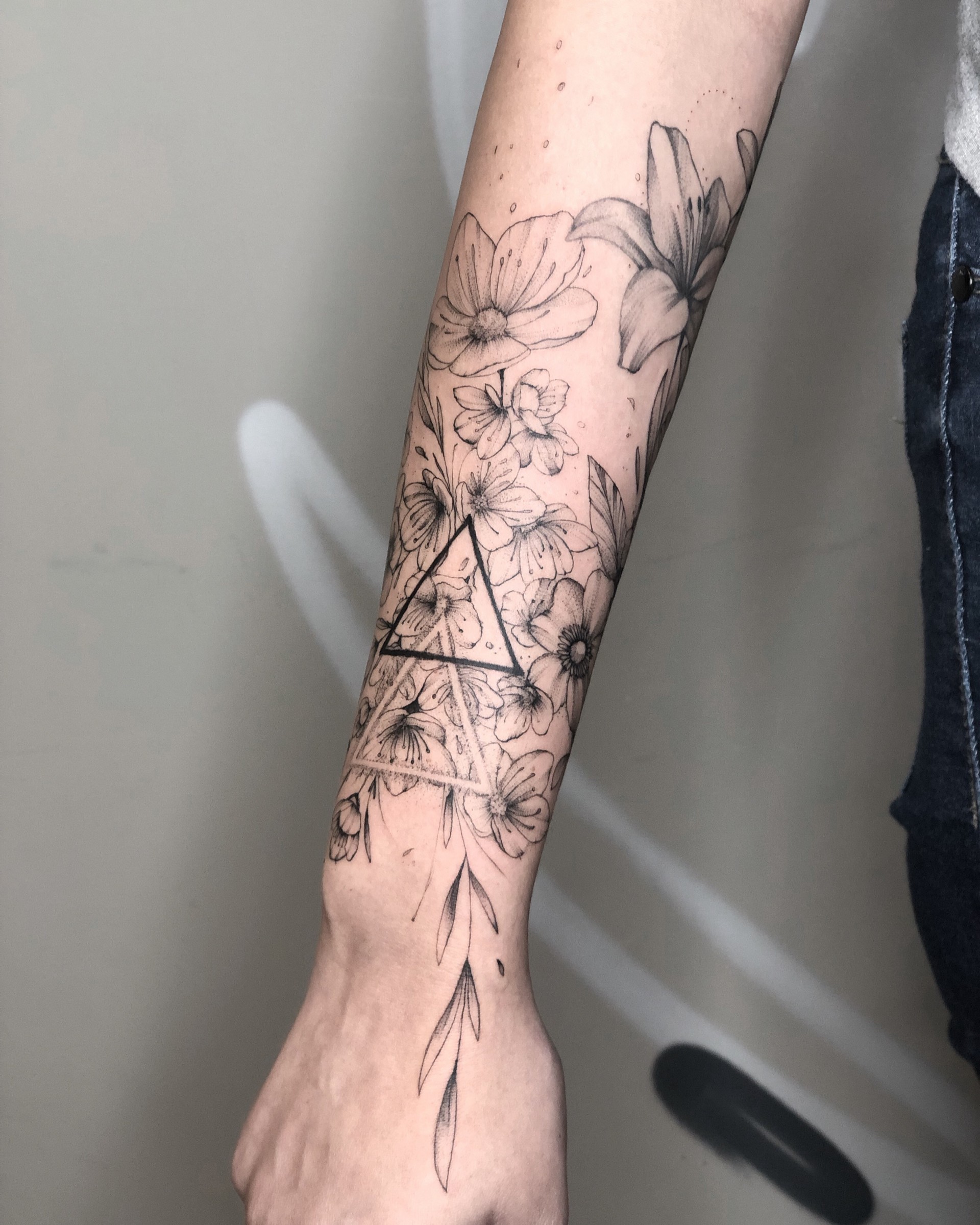 tatuagem feminina antebraço floral blackwork significado