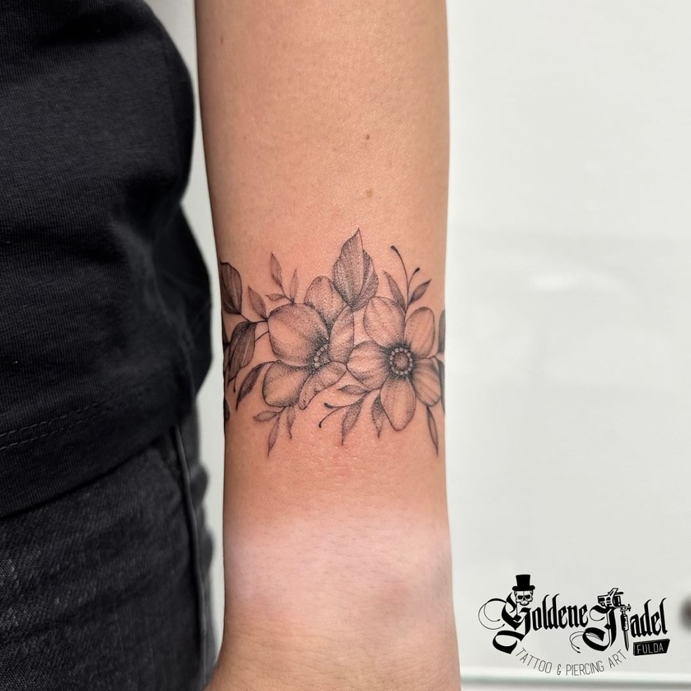 erros comuns tatuagem floral blackwork antebraço