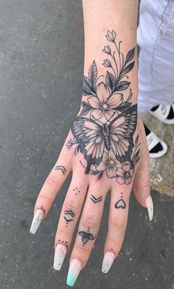 ideias tatuagem feminina mão delicada