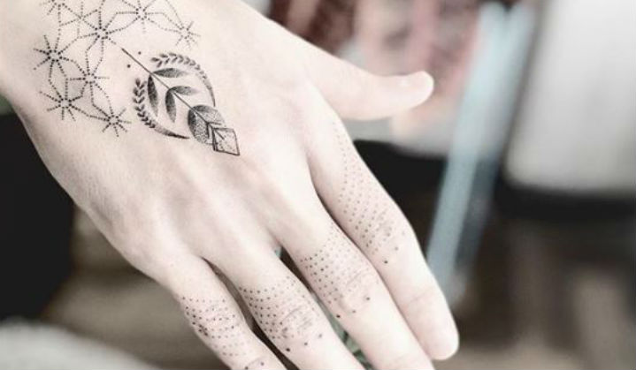 tatuagem feminina na mao