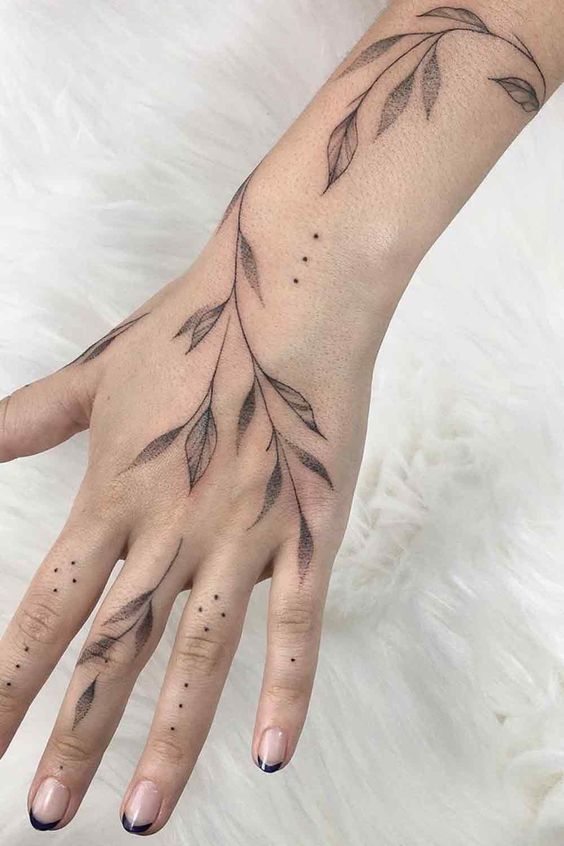 tatuagem feminina fineline dedos
