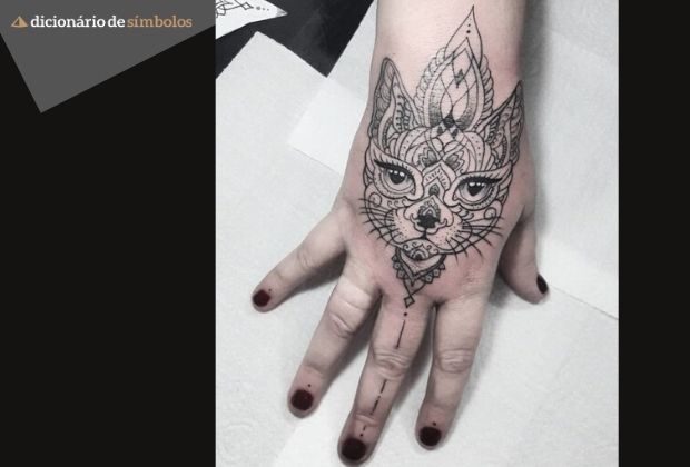tatuagem feminina na mao