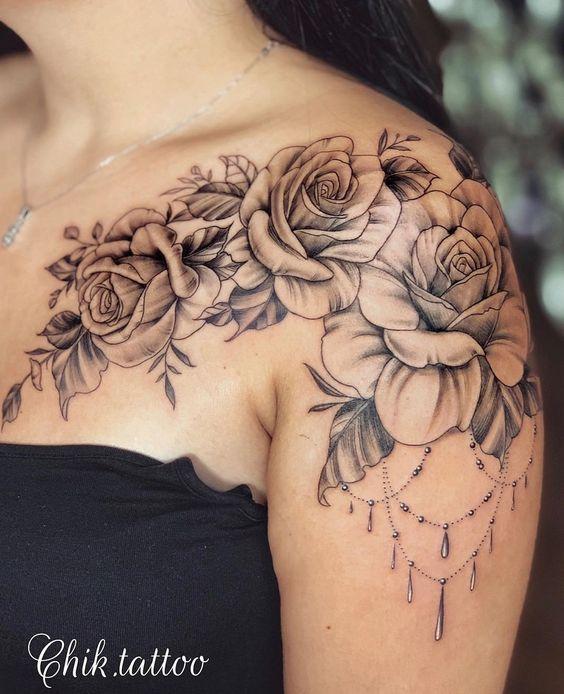 tatuagem feminina ombro mandala