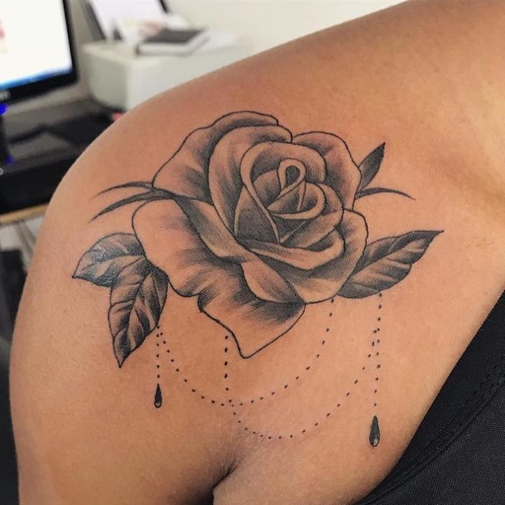 tatuagem feminina ombro força