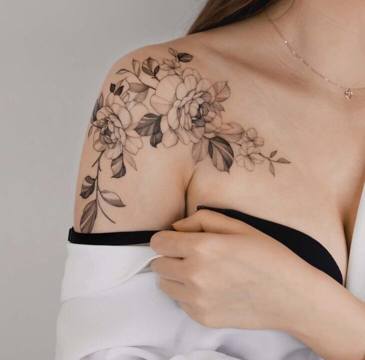 tatuagem feminina ombro clavícula