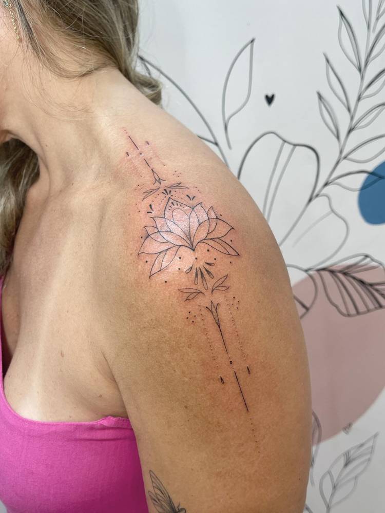 tatuagem feminina ombro pequena