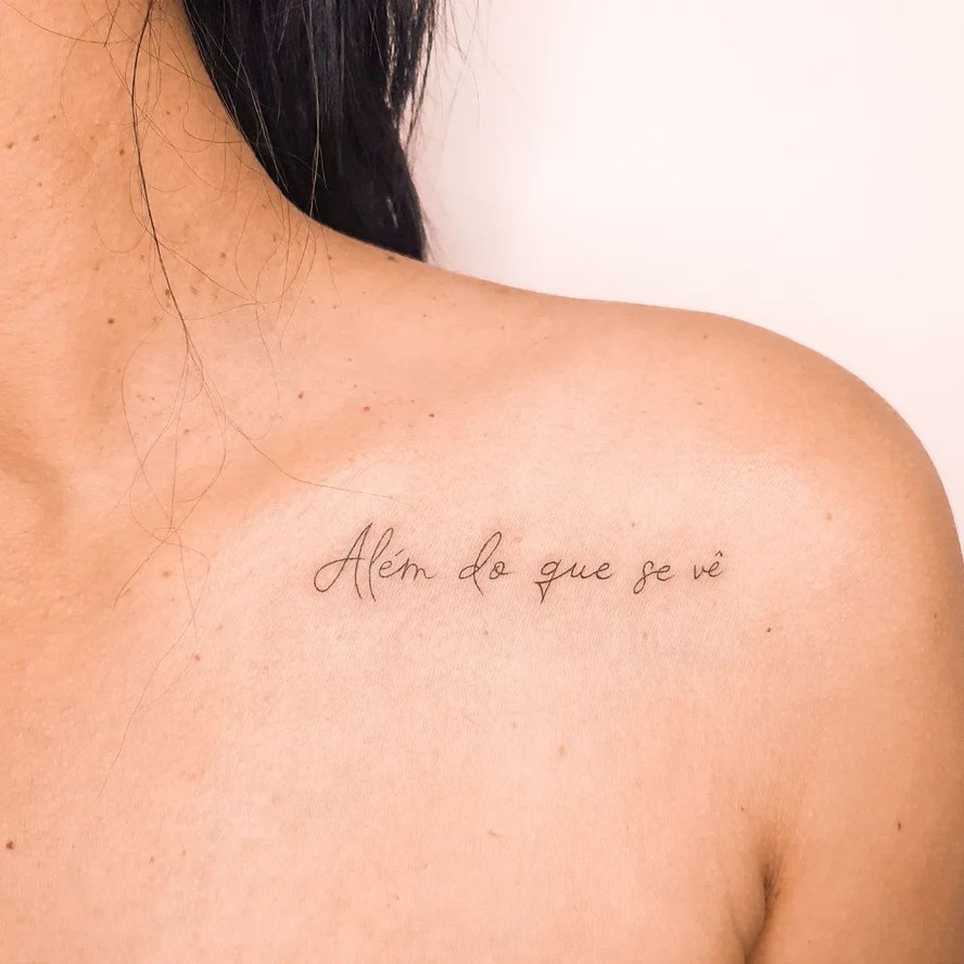 tatuagem feminina ombro pássaro