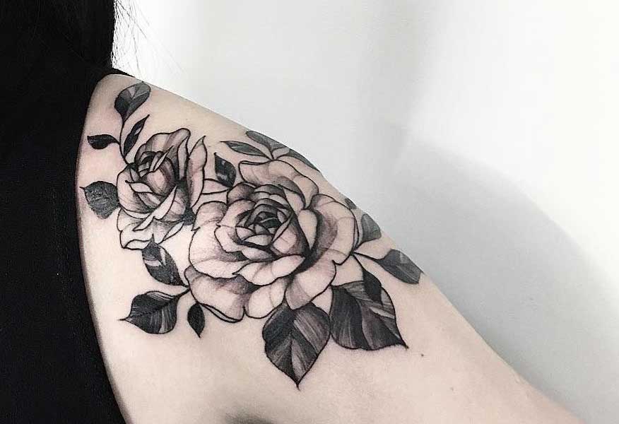 tatuagem de flor de lótus delicada no ombro