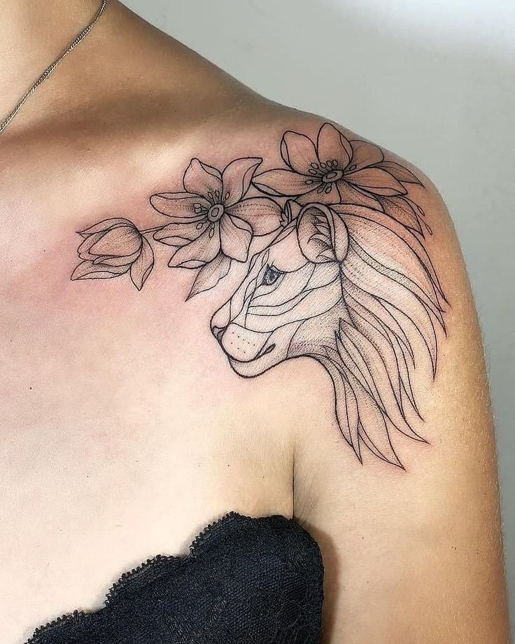 tatuagem feminina no ombro delicada