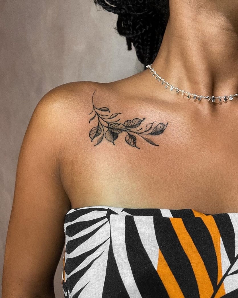 tatuagem fineline vs aquarela no ombro feminino