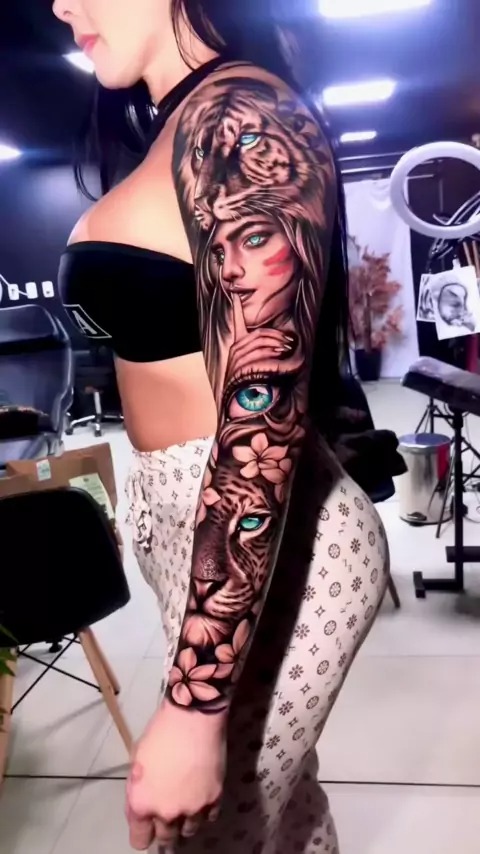 tatuagem feminina sombreada no braco
