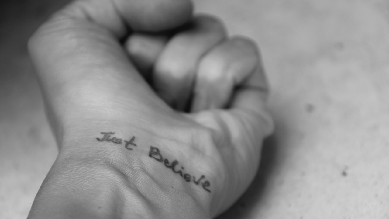 tatuagem frase feminina minimalista na clavícula