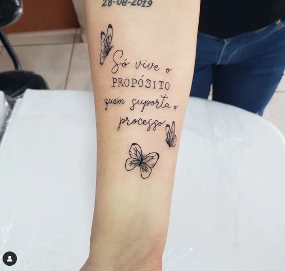 tatuagem frase feminina vs desenho