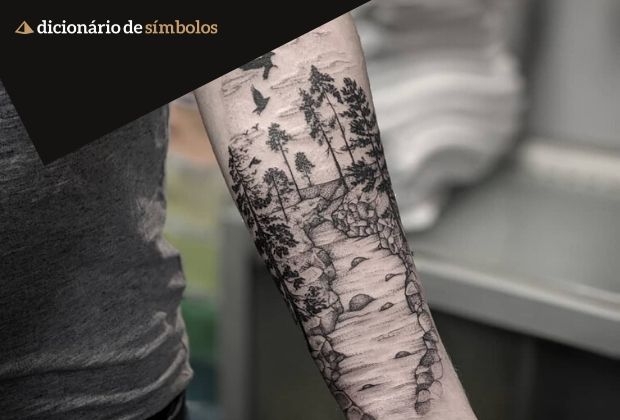 tatuagem grande realista em preto e cinza