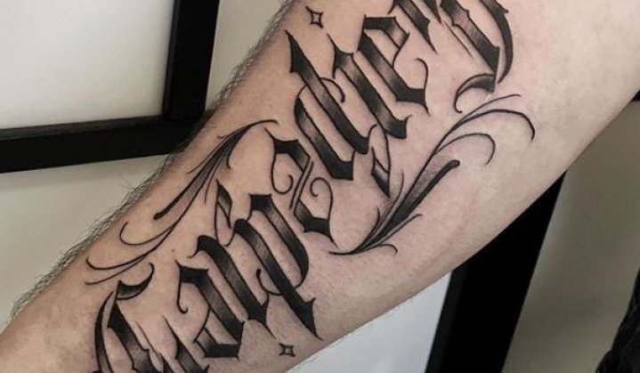 tatuagem intensa na clavícula