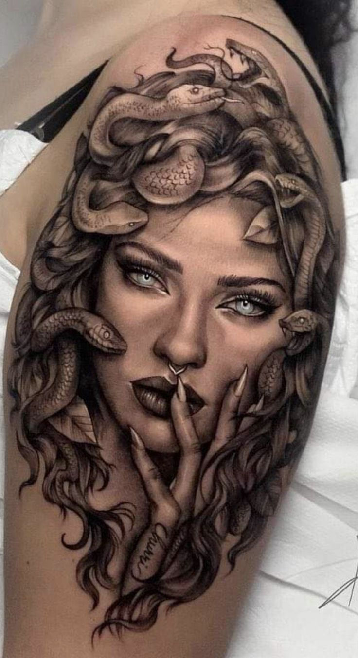 tatuagem medusa estilo blackwork detalhes