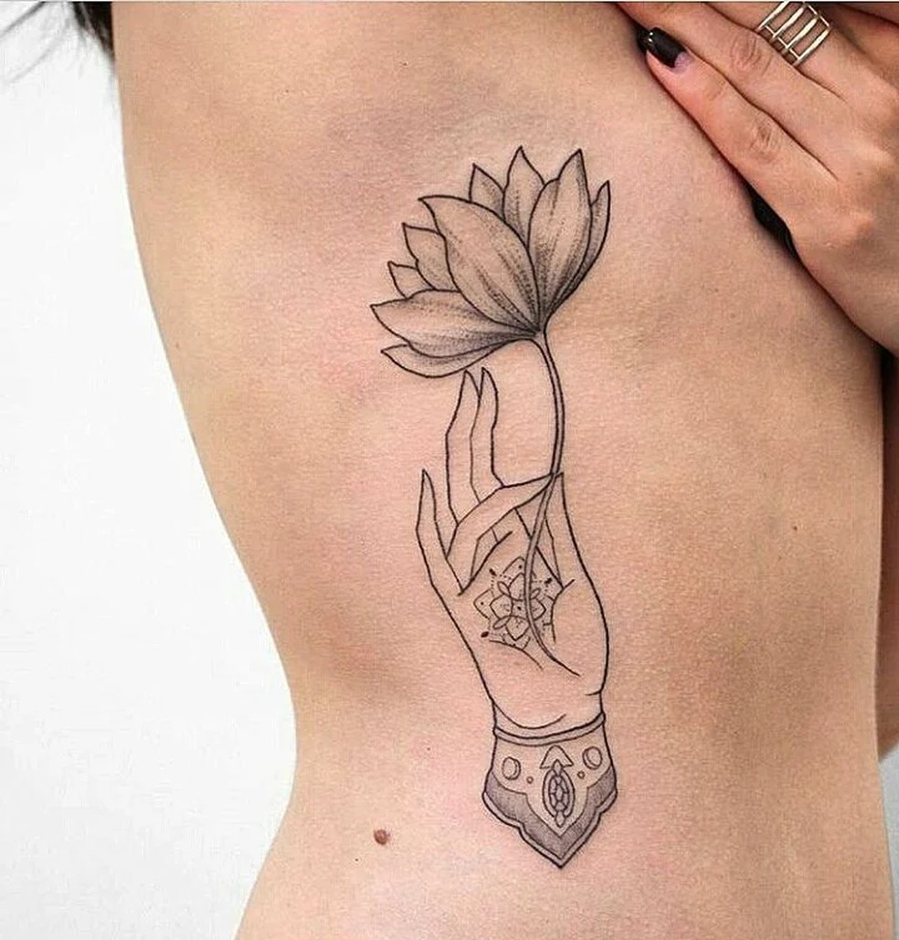 ideias de tatuagem na cintura feminina