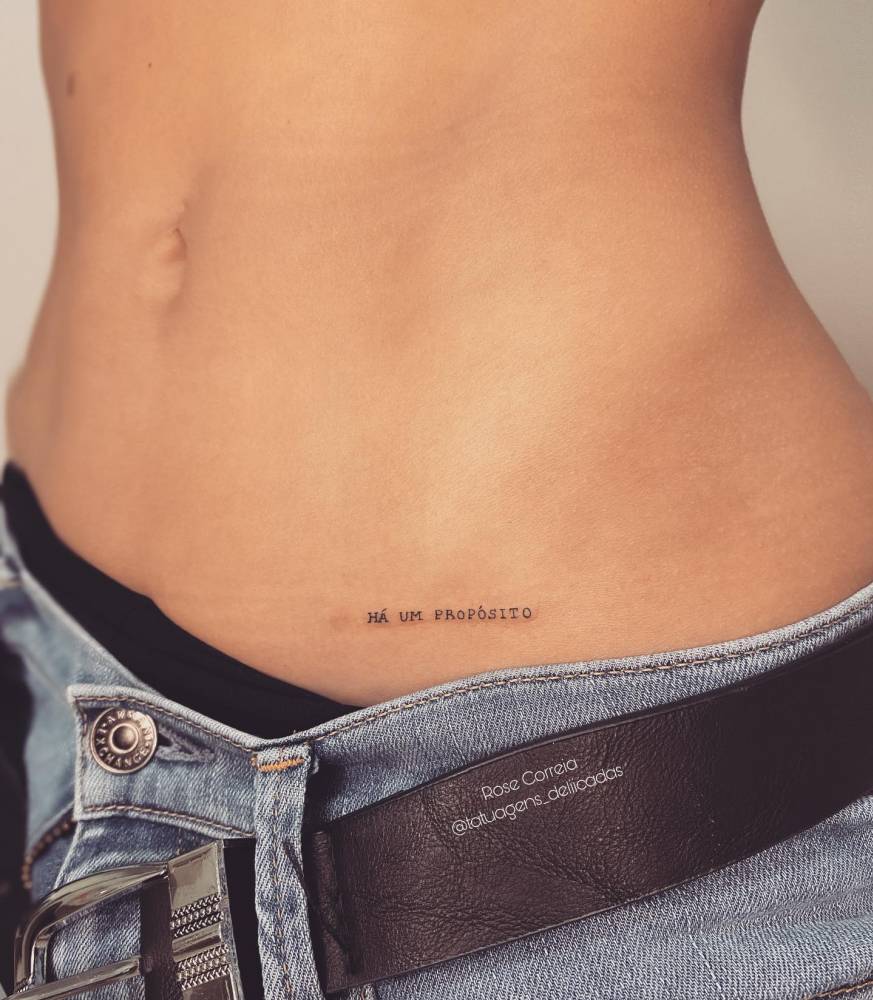 tatuagem de flor na cintura delicada