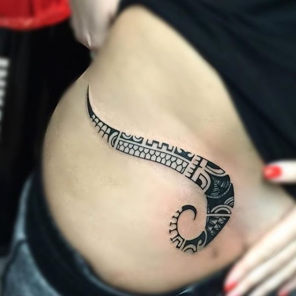 ideias de tatuagem na cintura feminina