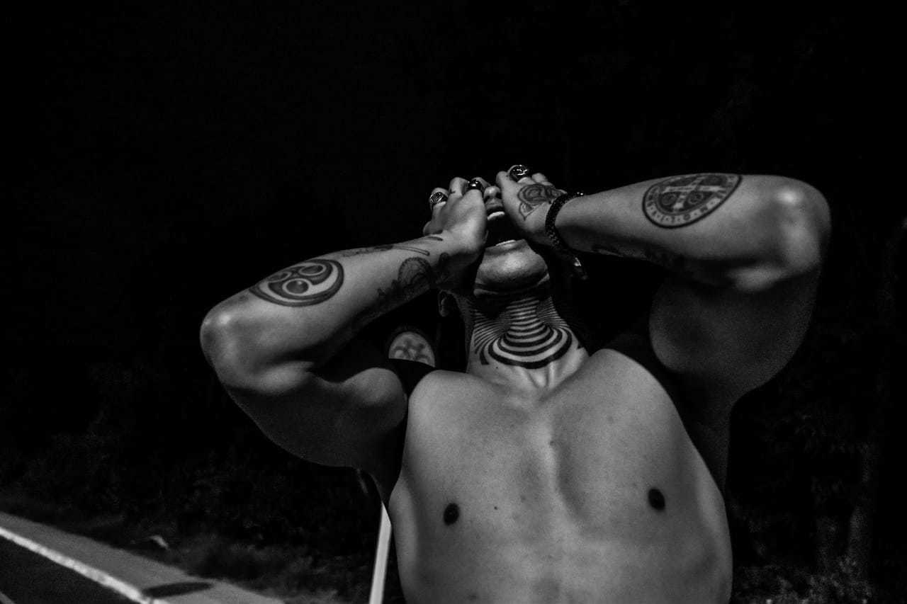 erros comuns ao fazer tatuagem na garganta