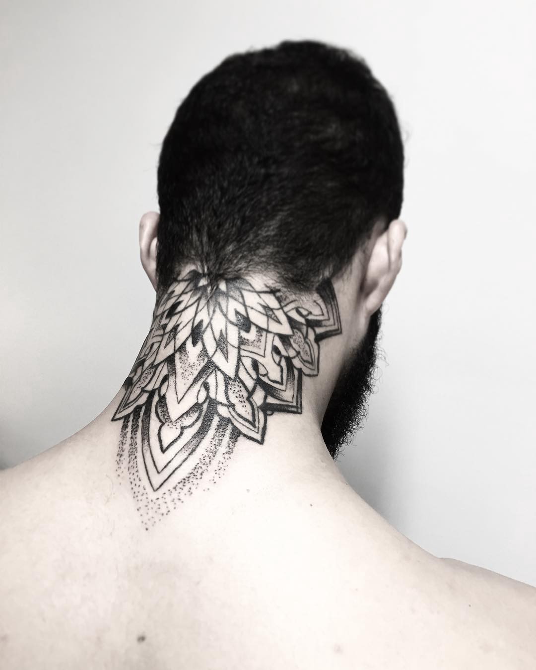 tatuagem de borboleta na garganta significado