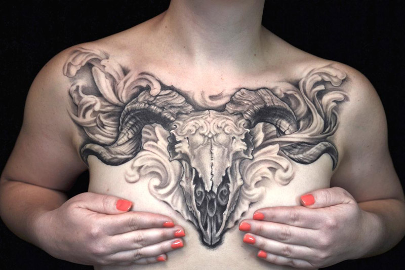 tatuagem de flor na clavícula feminina