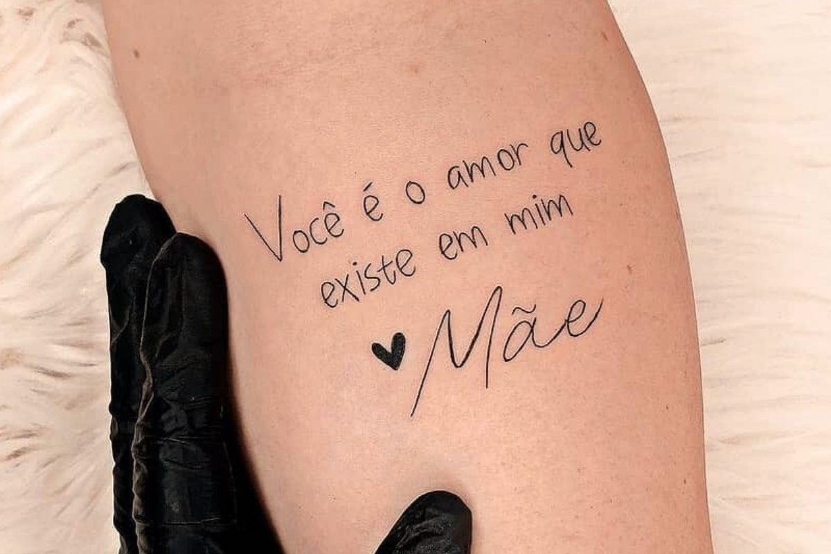 tatuagem pai mae fineline no pulso feminina