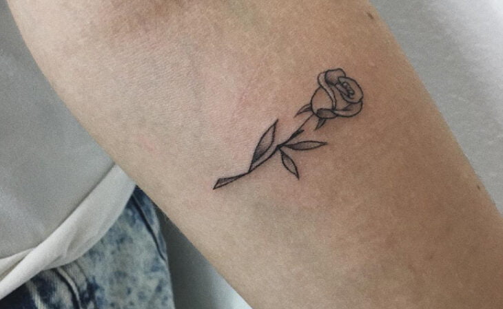 preço tatuagem sombreada traço fino braço feminino