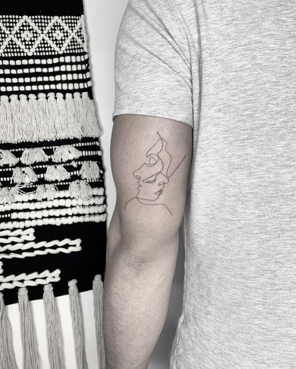 tatuagem rosa sombreada braço feminino detalhes