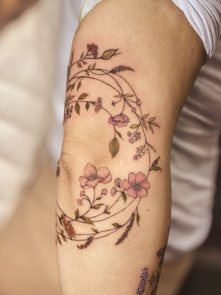 ideias tatuagem sombreada traço fino braço feminino