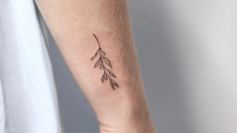 problemas tatuagem traço fino expandir braço feminino