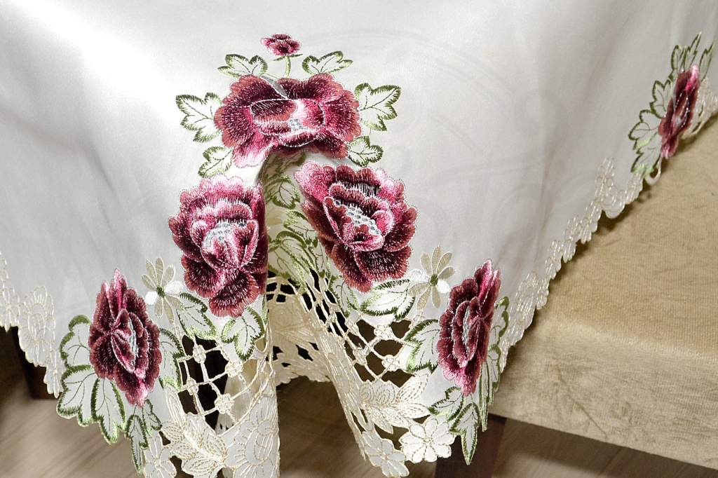 5 ideias de títulos:
1. Guia Completo: Como Escolher a Toalha de Mesa Bordada Perfeita para Sua Decoração
2. Richelieu vs. Ponto Cruz: Entenda as Diferenças e Escolha seu Estilo de Bordado
3. Toalhas de Mesa Bordadas: Materiais que Combinam Sofisticação e Praticidade
4. Dicas Essenciais para Cuidar da Sua Toalha de Mesa Bordada e Prolongar sua Vida Útil
5. Toalhas de Mesa Bordadas para Ocasiões Especiais: Do Jantar Formal ao Almoço em Família