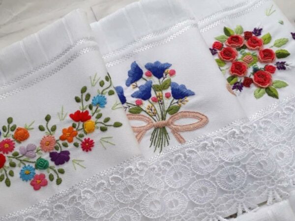 5 ideias de títulos:
1. Guia Completo: Como Escolher a Toalha de Mesa Bordada Perfeita para Sua Decoração
2. Richelieu vs. Ponto Cruz: Entenda as Diferenças e Escolha seu Estilo de Bordado
3. Toalhas de Mesa Bordadas: Materiais que Combinam Sofisticação e Praticidade
4. Dicas Essenciais para Cuidar da Sua Toalha de Mesa Bordada e Prolongar sua Vida Útil
5. Toalhas de Mesa Bordadas para Ocasiões Especiais: Do Jantar Formal ao Almoço em Família