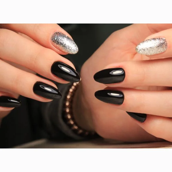 unha em gel preta com pedraria anelar