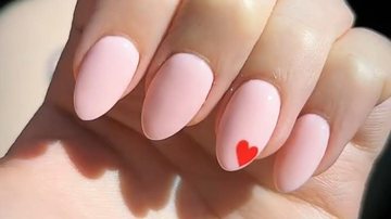 unha em gel vermelha minimalista coração