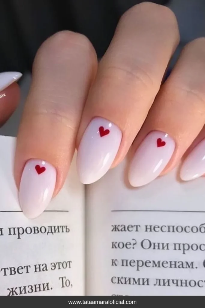 melhores designs unha em gel vermelha coração minimalista