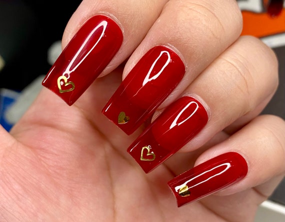 unha em gel vermelha coração vs acrílico qual escolher