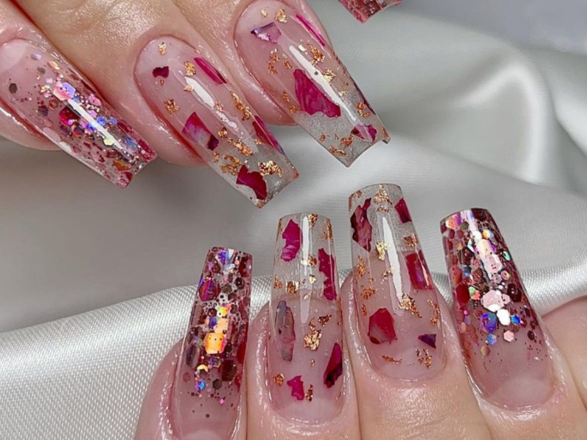 ideias de unhas encapsuladas com glitter para formatura
