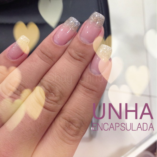 ideias de unhas encapsuladas com glitter para formatura