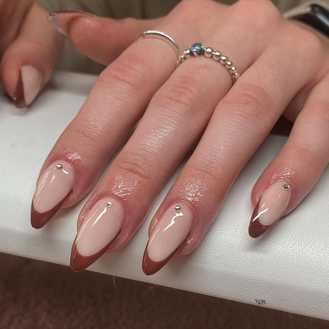 unha marrom decorada