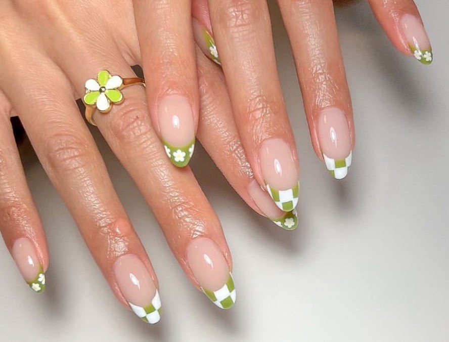 unha verde com branco